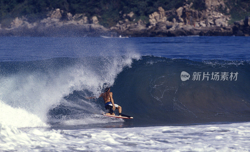 在一个沉重的波浪上Dropknee bodyboarder